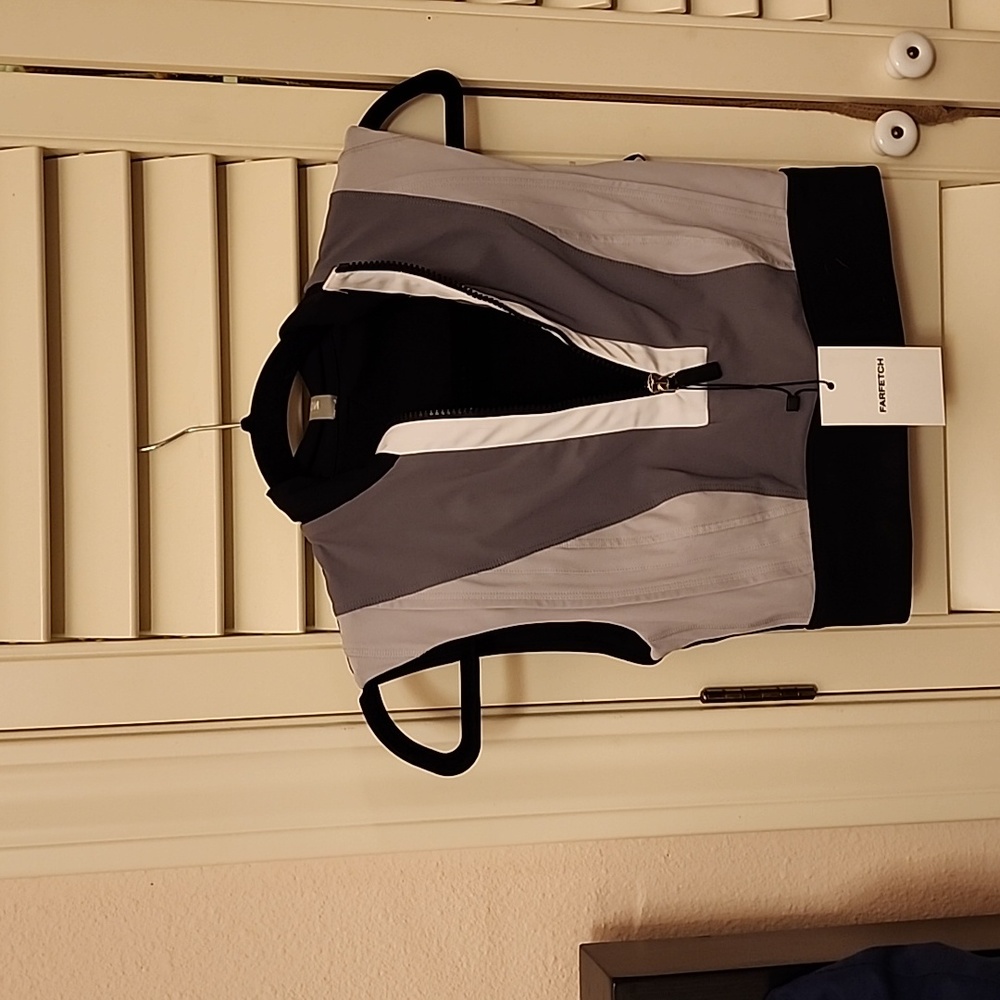 Color blocked crop top